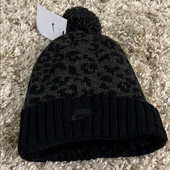Nike Women’s Leopard Beanie - New - Picture 1 of 4
